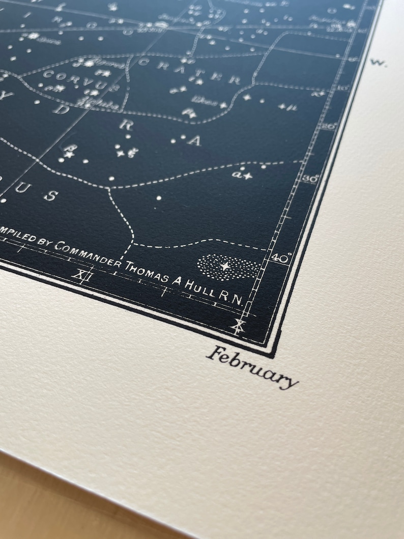 Puede incluir: Un mapa de estrellas en blanco y negro para el mes de febrero. El mapa muestra las constelaciones de Crater y Corvus. El mapa est&aacute; titulado "Compilado por el Comandante Thomas A Hull R.N."