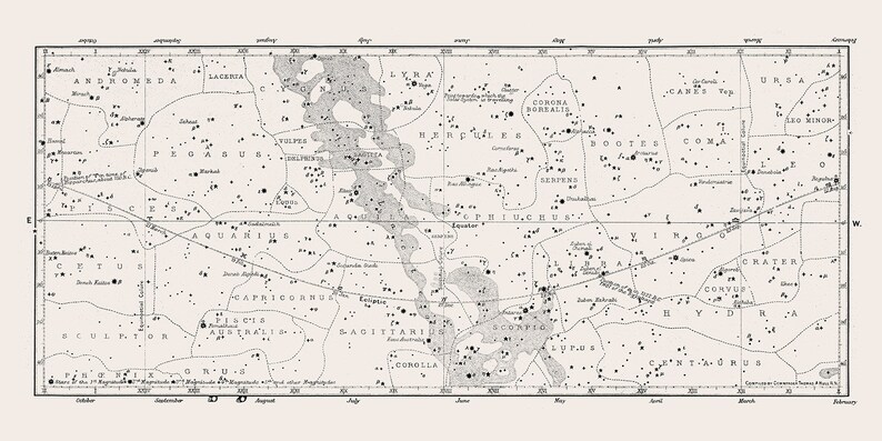 Puede incluir: Un mapa estelar en blanco y negro que muestra las constelaciones del cielo nocturno. El mapa est&aacute; dividido en meses, con las constelaciones de cada mes etiquetadas. El mapa tambi&eacute;n incluye los nombres de las estrellas y sus magnitudes.