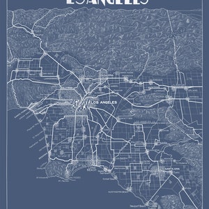 Pu&ograve; includere: Una mappa dettagliata di Los Angeles, California, con i nomi delle citt&agrave; e i confini delineati in bianco su uno sfondo blu.