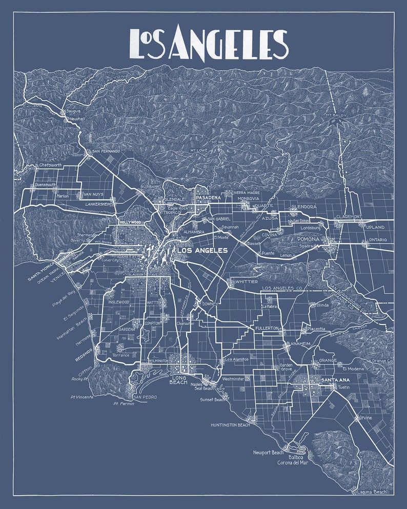 Pu&ograve; includere: Una mappa dettagliata di Los Angeles, California, con i nomi delle citt&agrave; e i confini delineati in bianco su uno sfondo blu.