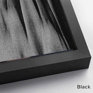 Puede incluir: Una taza de cer&aacute;mica blanca con un asa negra y el texto "But First, Coffee" en negro, con una fuente de estilo manuscrito. La taza est&aacute; sobre una superficie blanca.
