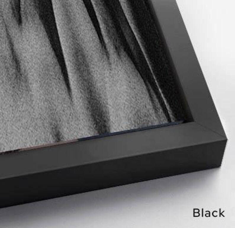 Puede incluir: Una taza de cer&aacute;mica blanca con un asa negra y el texto "But First, Coffee" en negro, con una fuente de estilo manuscrito. La taza est&aacute; sobre una superficie blanca.