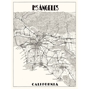 Pu&ograve; includere: Una mappa vintage in bianco e nero di Los Angeles, California. La mappa mostra i principali quartieri della citt&agrave; e le aree circostanti. La mappa &egrave; intitolata "Los Angeles, California".