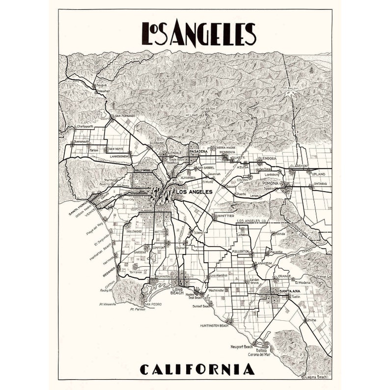 Pu&ograve; includere: Una mappa vintage in bianco e nero di Los Angeles, California. La mappa mostra i principali quartieri della citt&agrave; e le aree circostanti. La mappa &egrave; intitolata "Los Angeles, California".
