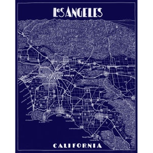 Pu&ograve; includere: Una mappa in stile vintage di Los Angeles, California, con il nome della citt&agrave; in un carattere in grassetto e stilizzato. La mappa &egrave; stampata in bianco su uno sfondo blu scuro e mostra le principali strade, citt&agrave; e paesi dell'area di Los Angeles.