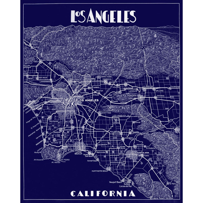 Pu&ograve; includere: Una mappa in stile vintage di Los Angeles, California, con il nome della citt&agrave; in un carattere in grassetto e stilizzato. La mappa &egrave; stampata in bianco su uno sfondo blu scuro e mostra le principali strade, citt&agrave; e paesi dell'area di Los Angeles.