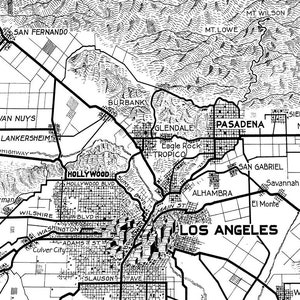 Pu&ograve; includere: Una mappa in bianco e nero di Los Angeles, California, che mostra i quartieri della citt&agrave; e le strade principali. La mappa include i seguenti quartieri: San Fernando, Van Nuys, Lankersheim, Burbank, Hollywood, Glendale, Eagle Rock, Tropico, Pasadena, Alhambra, San Gabriel, Savannah, El Monte e Los Angeles.