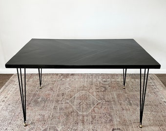 Mesa de comedor de espiga de madera negra, madera de listón, patas de horquilla negras, mesa de comedor moderna de mediados de siglo, rústica, hecha a pedido