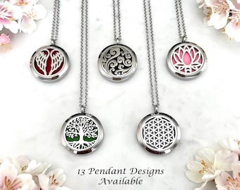 Puede incluir: Cinco collares de plata con diferentes diseños de colgantes. Los colgantes presentan un árbol de la vida, una flor, un patrón geométrico, un diseño de espiral y un par de alas. El texto "13 diseños de colgantes disponibles" está escrito debajo de los collares.