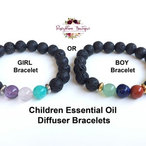 Könnte beinhalten: Zwei Lava-Armbänder mit bunten Edelsteinperlen. Das Armband links hat lila, rosa und türkisfarbene Perlen. Das Armband rechts hat grüne, blaue und rote Perlen. Der Text "GIRL Bracelet" befindet sich über dem linken Armband und der Text "BOY Bracelet" über dem rechten Armband. Der Text "Children Essential Oil Diffuser Bracelets" befindet sich unter den Armbändern.