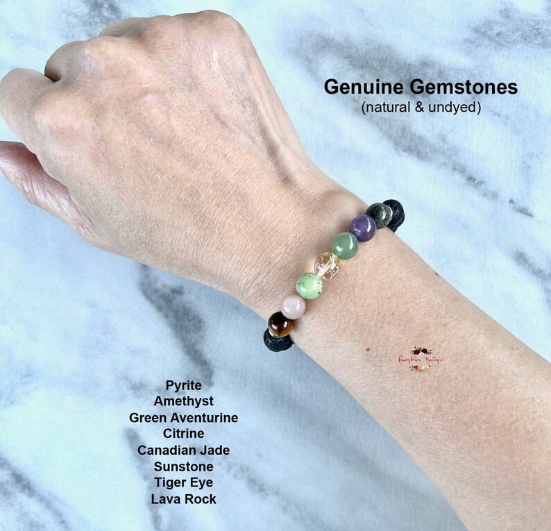 Puede incluir: Un brazalete hecho con piedras preciosas naturales, incluyendo pirita, amatista, aventurina verde, citrino, jade canadiense, piedra de sol, ojo de tigre y roca volc&aacute;nica. El brazalete est&aacute; en la mu&ntilde;eca de una persona. Gemas genuinas (naturales y sin te&ntilde;ir).
