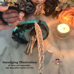 Puede incluir: Ilustraci&oacute;n de limpieza con una pluma blanca, un manojo de salvia, una concha de abul&oacute;n y una vela encendida. El texto "Smudging Illustration" y "all items sold separately, see description section for link" es visible en la imagen.
