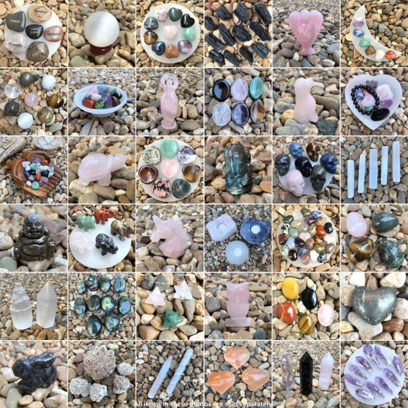 Puede incluir: Una colecci&oacute;n de varios cristales, piedras y figuritas, incluyendo un unicornio rosa, un b&uacute;ho rosa, una tortuga, una estatua de Buda, una calavera y una variedad de piedras en forma de coraz&oacute;n. Los art&iacute;culos est&aacute;n dispuestos sobre un fondo blanco con una dispersi&oacute;n de peque&ntilde;as piedras.