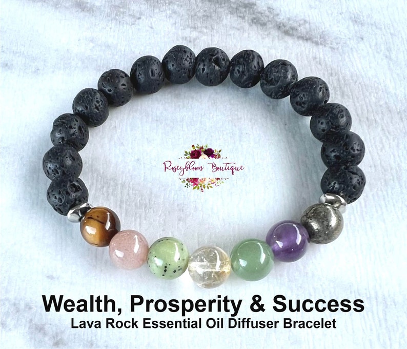 Puede incluir: Pulsera difusora de aceites esenciales de roca de lava negra con cuentas de ojo de tigre, cuarzo rosa, aventurina, cuarzo transparente y amatista. "Wealth, Prosperity & Success" est&aacute; escrito debajo de la pulsera.