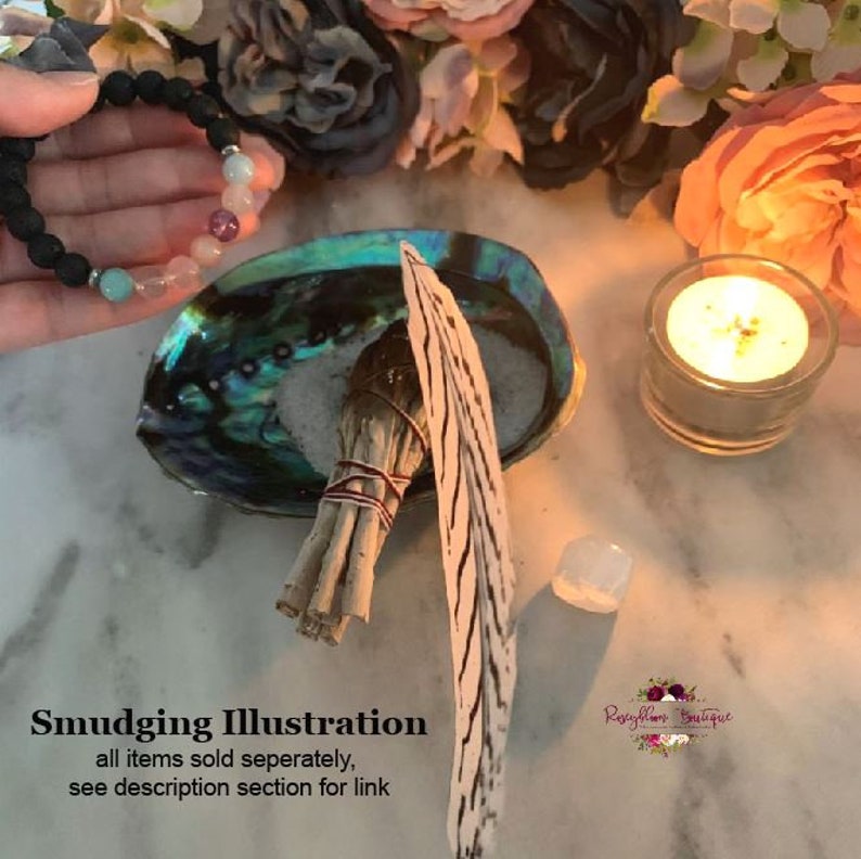 Może przedstawiać: Ilustracja smudgingowa z białym pi&oacute;rem, wiązką szałwii, muszlą abalonową i zapaloną świecą. Tekst "Smudging Illustration" i "all items sold separately, see description section for link" jest widoczny na obrazku.