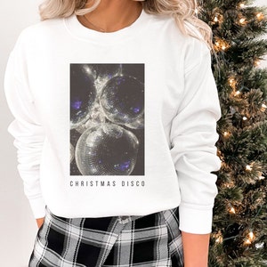 Christmas Disco Ball Sweatshirt Unique Aesthetic Christmas Sweater Retro Crewneck Disco Ball Print Holiday Gifts Sweater 70s Xmas Party