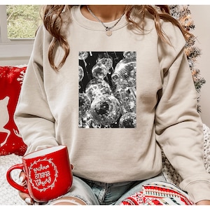 Retro Christmas Disco Ball Sweatshirt Unique Disco Christmas Sweater Gifts Aesthetic Crewneck Disco Balls Print Holiday Gifts Sweater Party