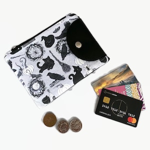 Cartera de mujer con tema de bruja gris