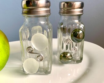 Tabletop salt and pepper shakers, kitchen decor, decorative shakers, beaded salt and pepper shakers, interchangable salt and pepper shakers