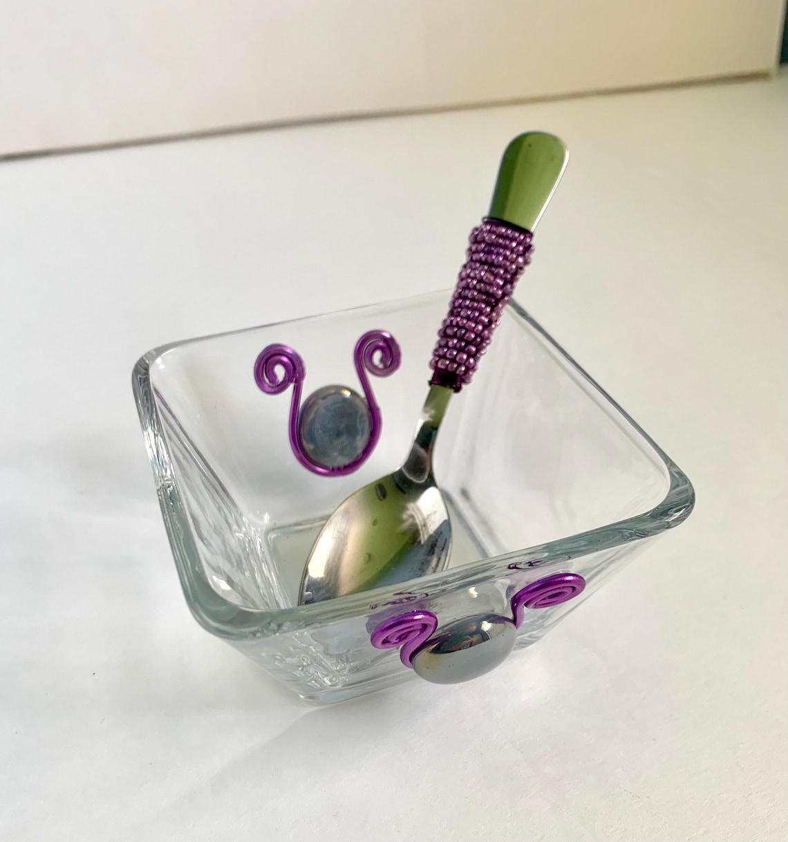 Condiment dish with beaded serving utensil