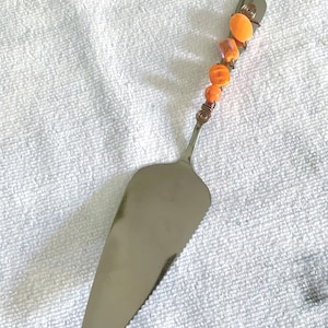 Beaded Orange-Handle Pie Server – Serrated Stainless Pie & Cake Utensil, Fall Tableware, Unique Hostess Gift