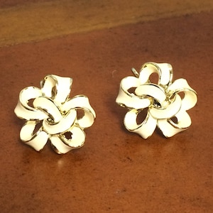 Vintage Coro, zilverkleur, wit email, bloemen, klemoorbellen, jaren 50