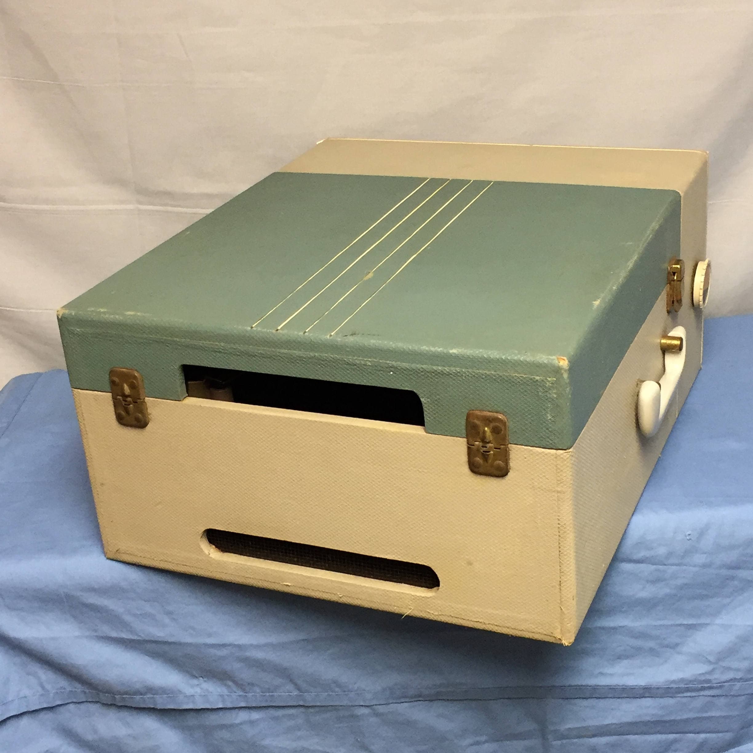 Vintage Zenith Portable Record Player Radio Model Z550, Turquoise Blue