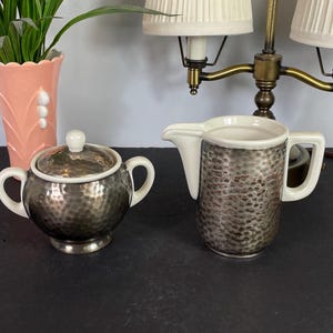 Art Deco-gräddkanna och sockerskål: WMF Hutschenreuther hamrad silverfat, 1930-talet