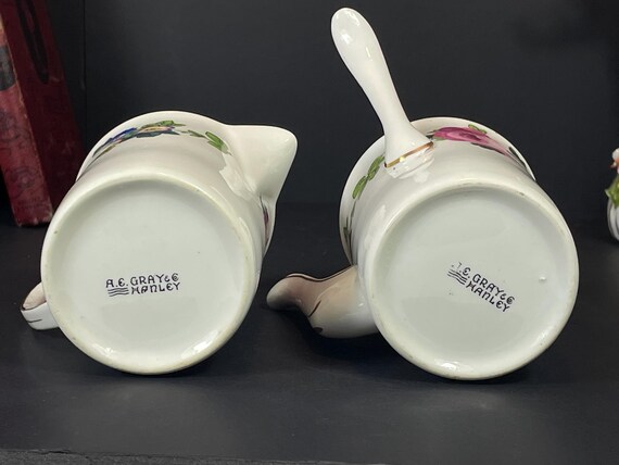 アンティーク A.E. グレー磁器ティーポット＆クリーマーセット：花柄 