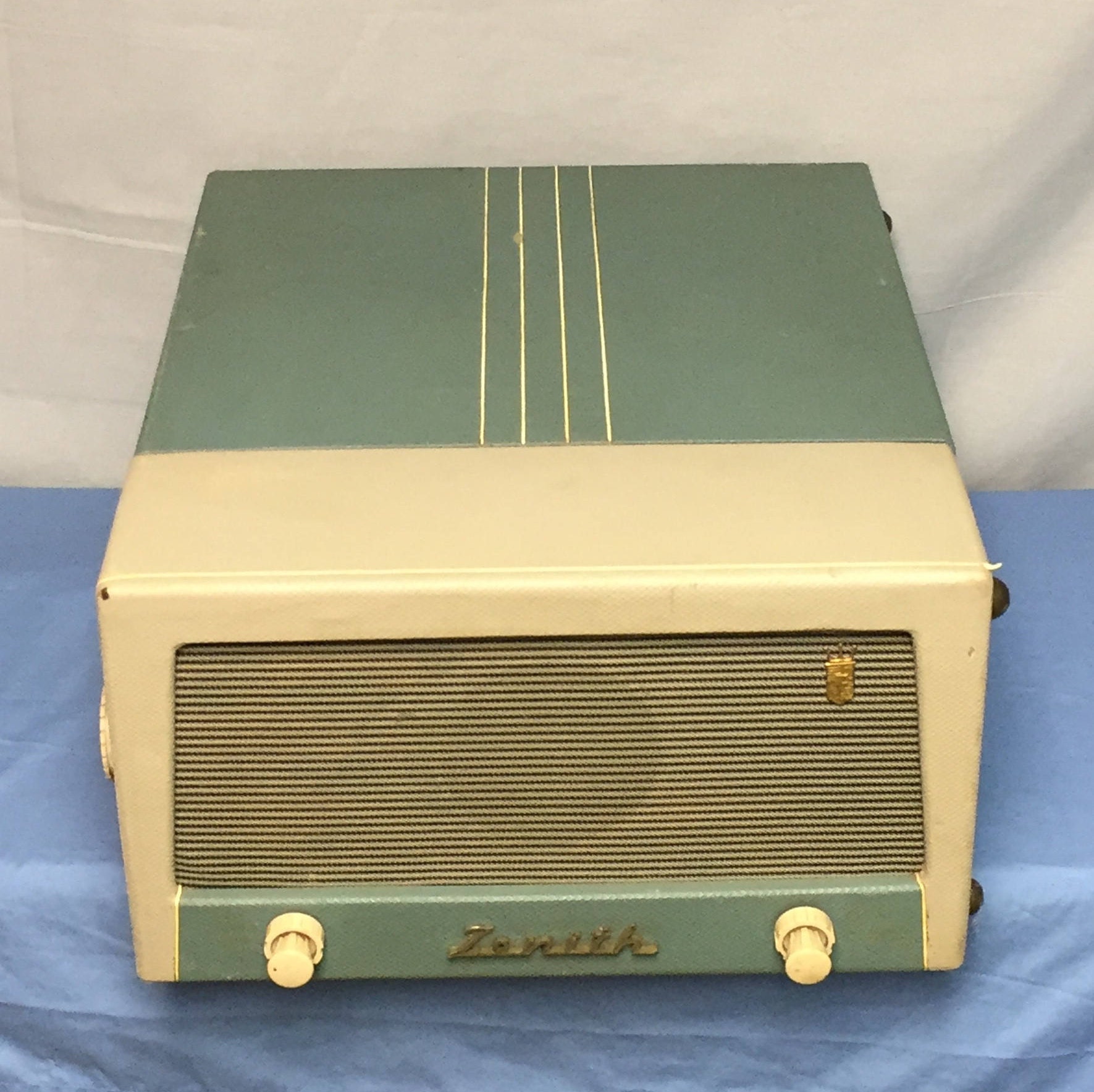 Vintage Zenith Portable Record Player Radio Model Z550, Turquoise Blue