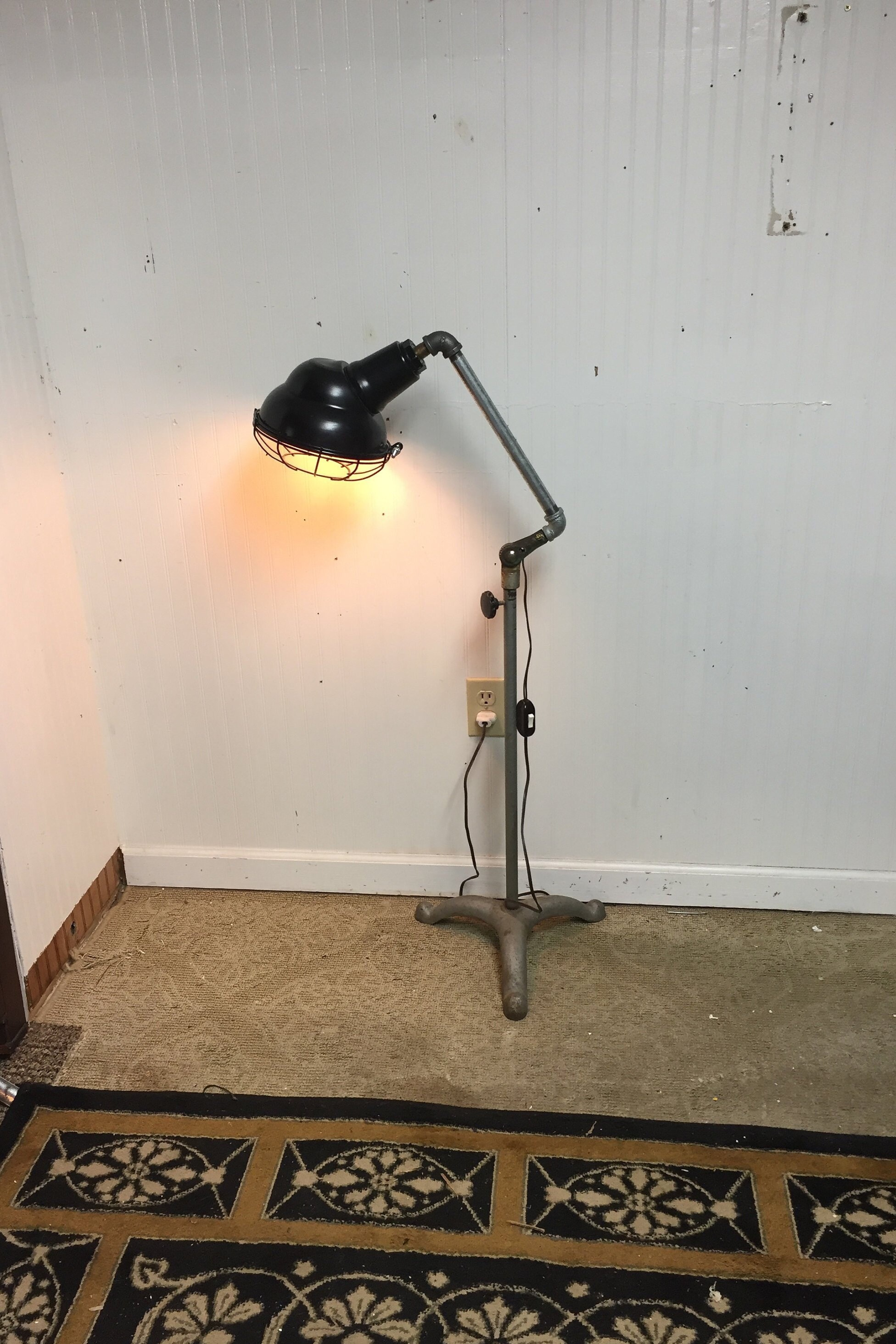 Unique Industrial Telescopic Iron Floor Lamp With 3 Leg