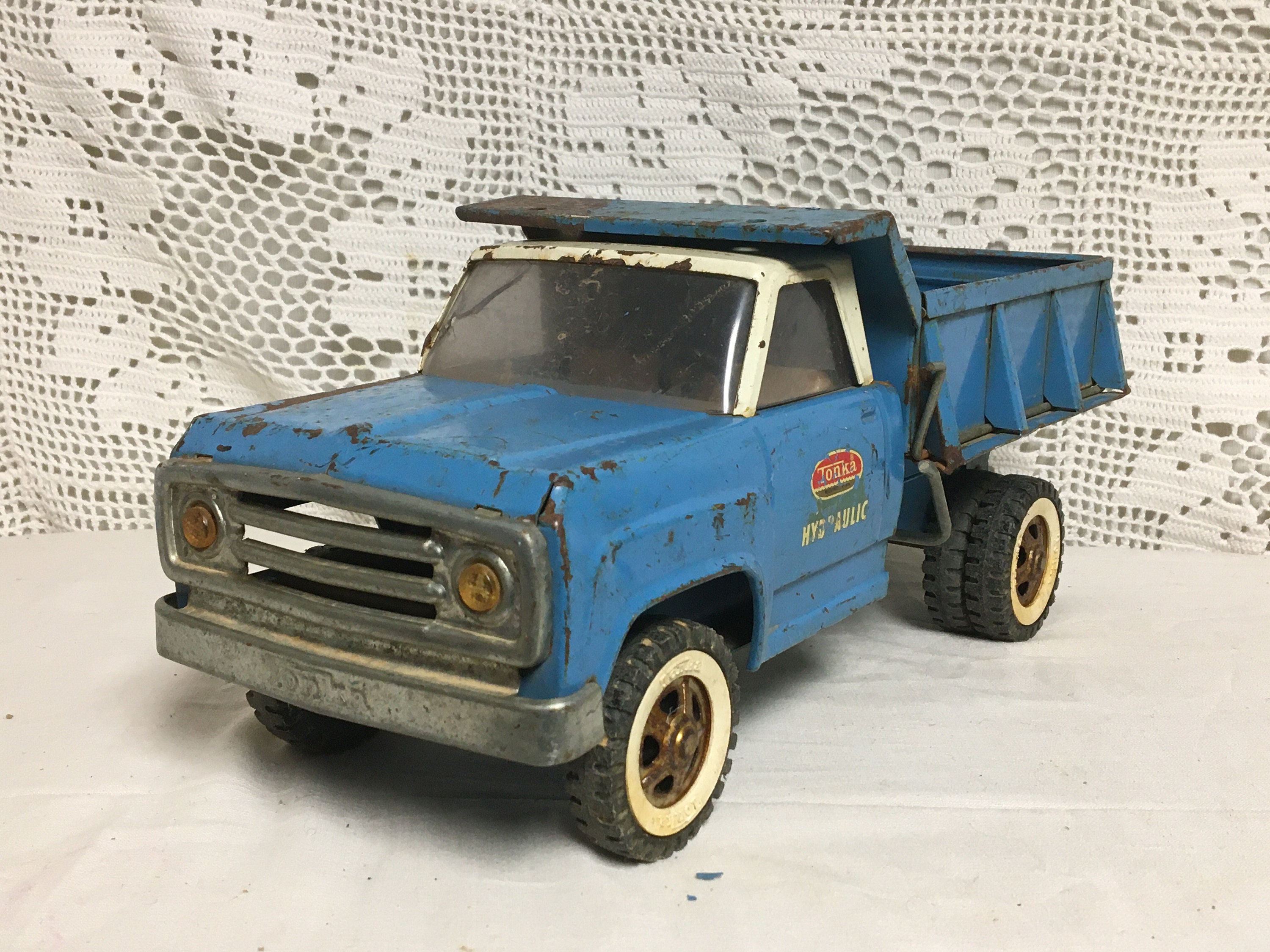 blue tonka dump truck