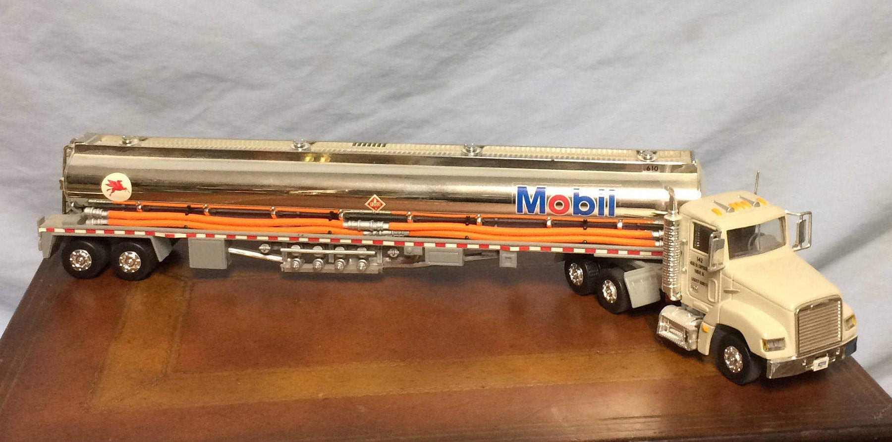 Boise Mobil Limited Edition Toy Tanker Truck, 143 scale