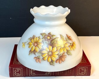 Abat-jour Hurricane de 20 cm (8 po.) en verre laiteux avec dessus à volants : motif floral
