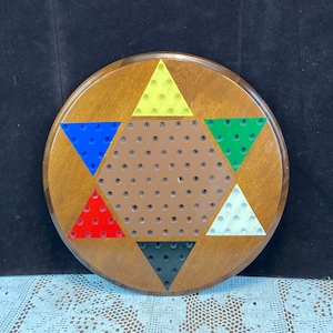 Damier chinois en bois vintage : décoration colorée pour salle de jeux