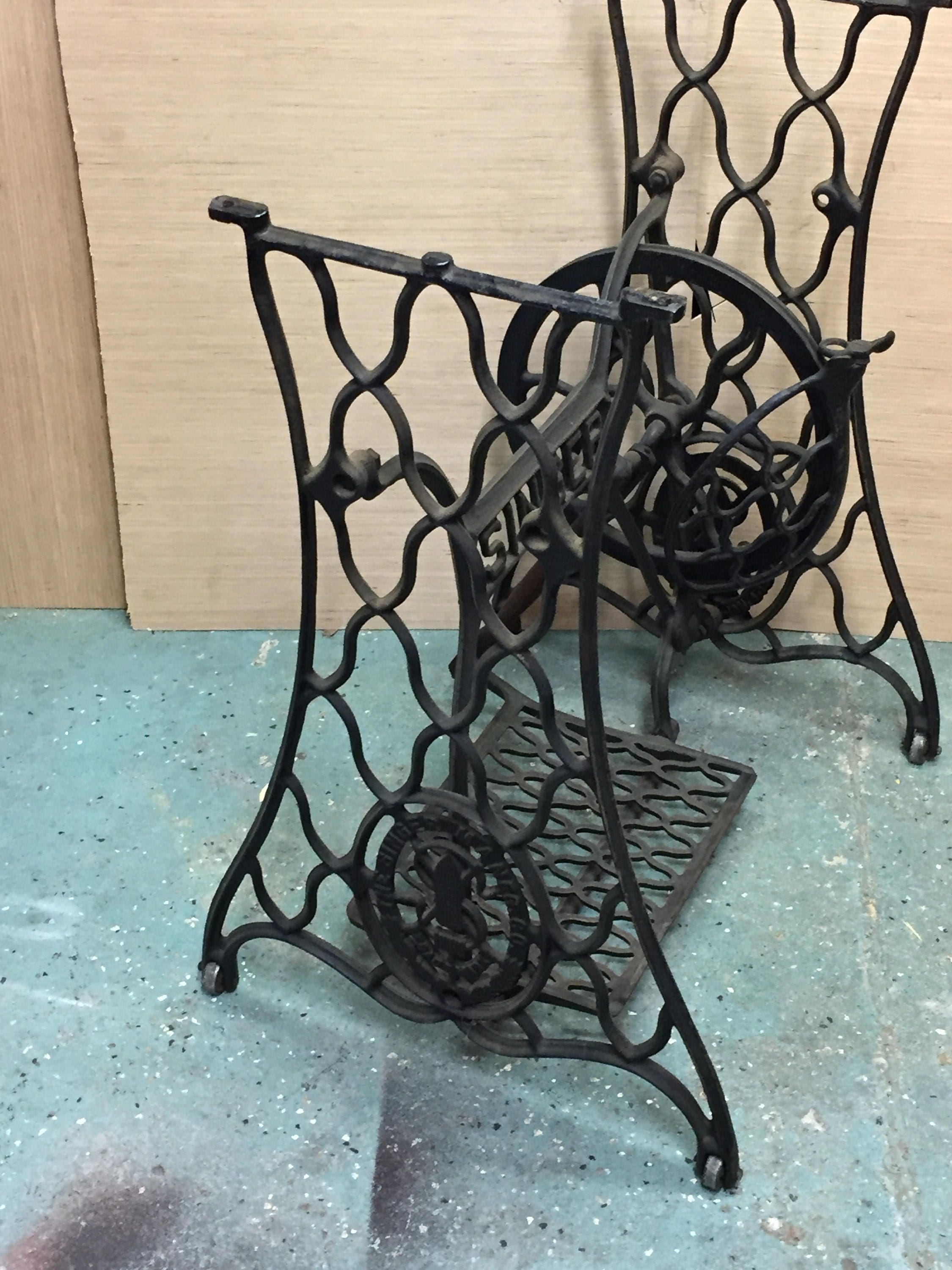 Antique Cast Iron SINGER Treadle Sewing Machine Base Complete Re
