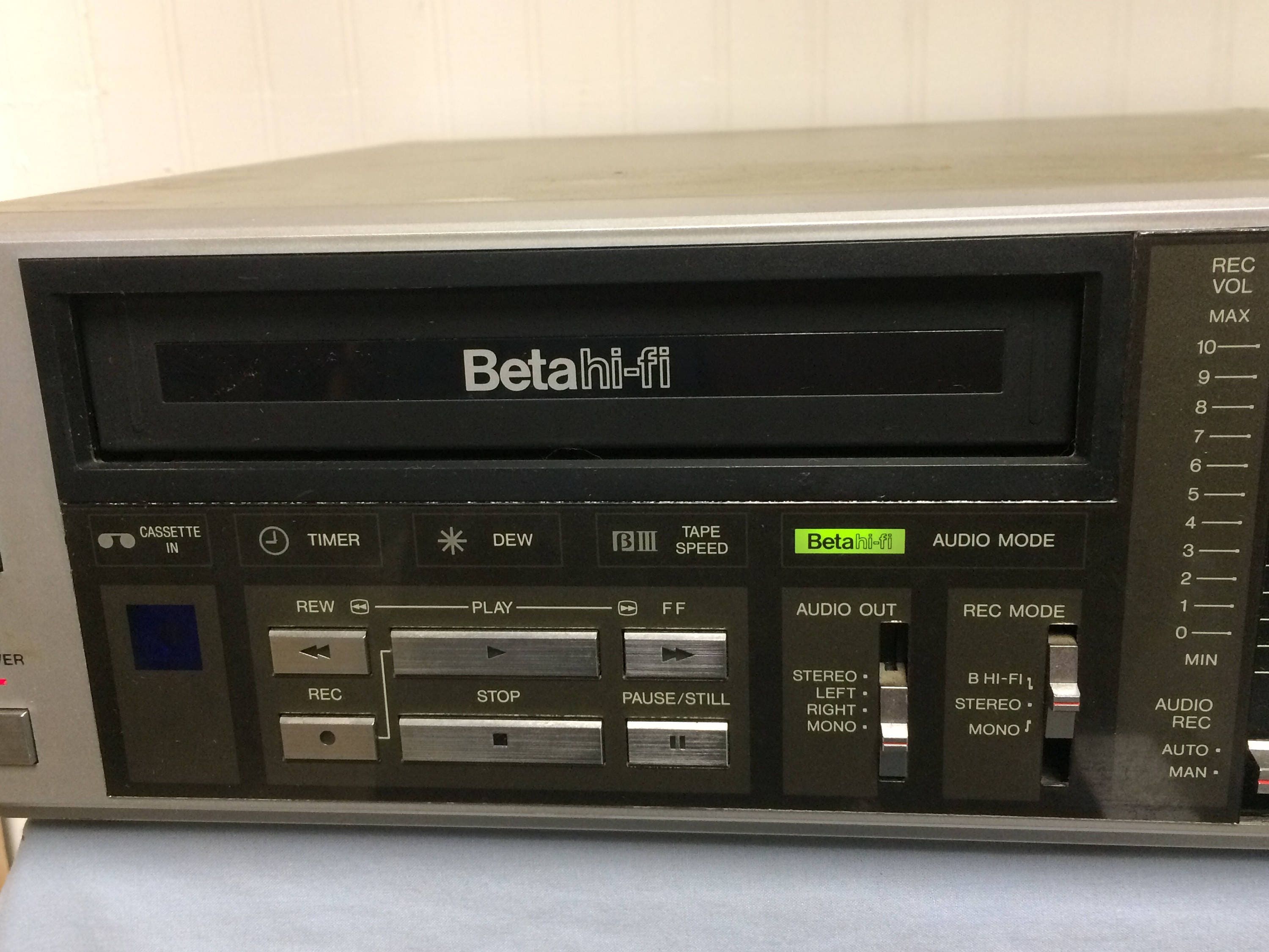 Vintage Sanyo Beta VCR Video Cassette Recorder Model VCR 7200 Betamax