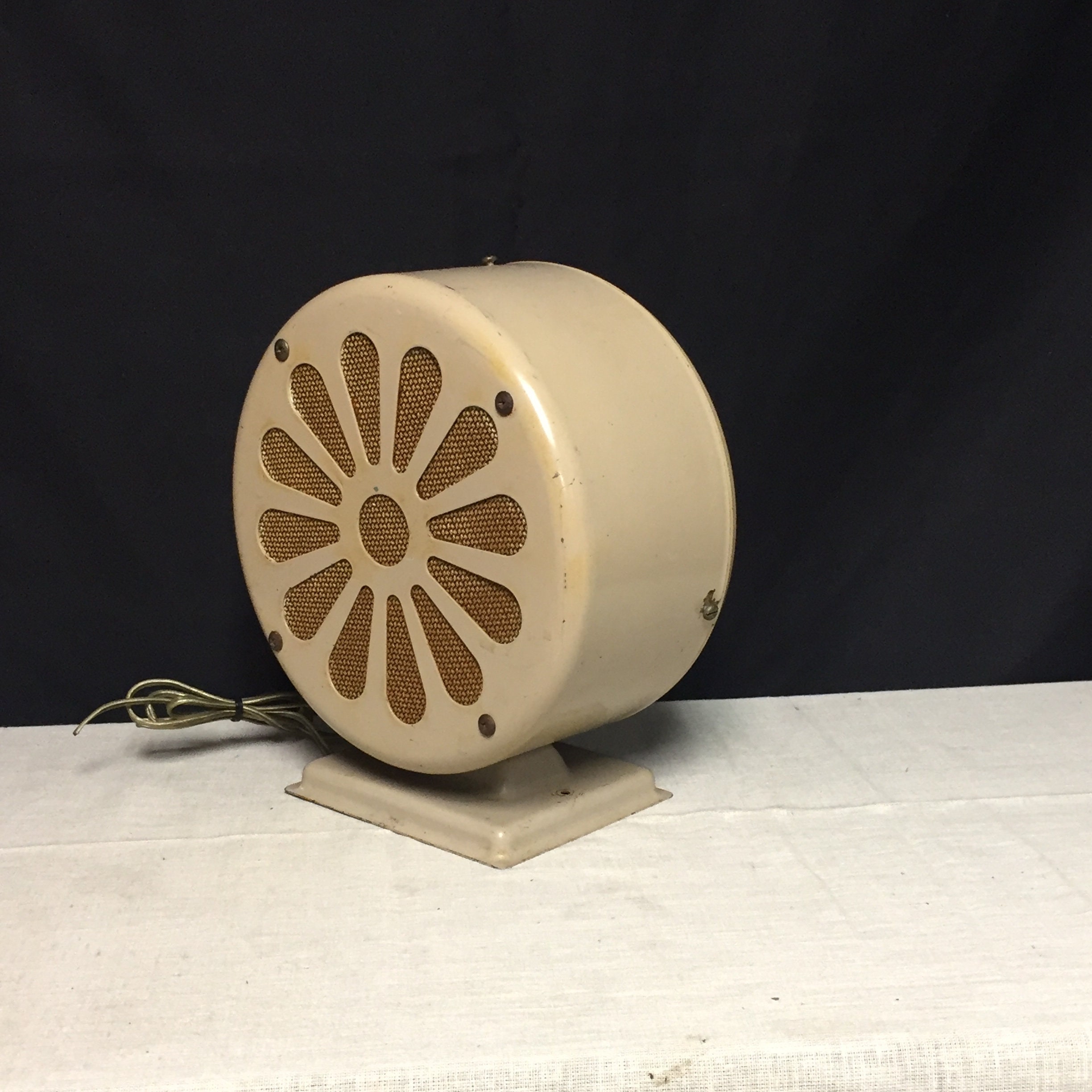 Antique Round Metal Radiola Loud Speaker, Old Pedestal Radio Speaker