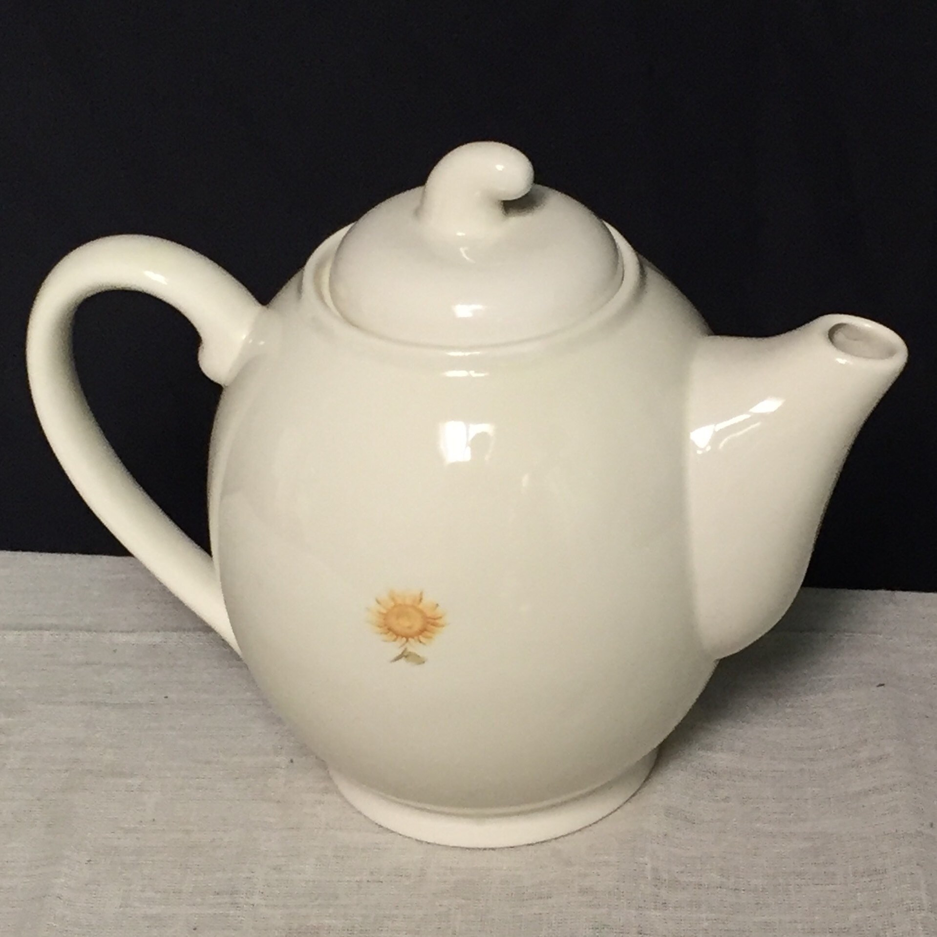 Hallmark White, Porcelain Teapot, Coffee Pot, Tea, Pot, 6 Cup Teapot