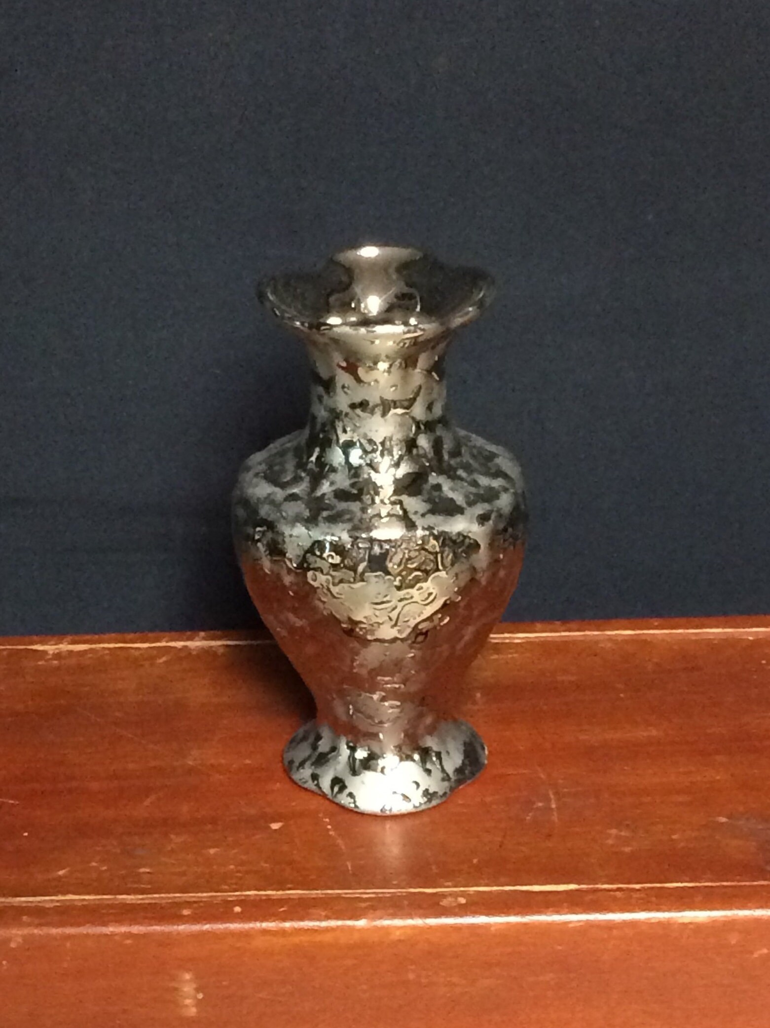 Elynor China 23 Kt Platinum Vase Vintage Weeping Vase 