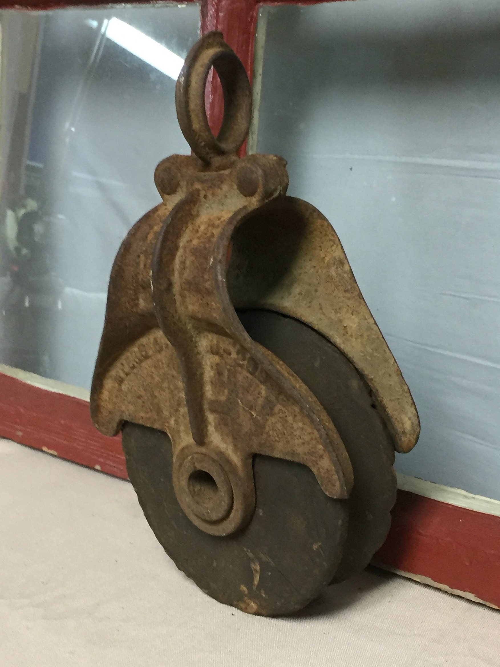 MYERS H299 Cast Iron Pulley with Wooden Wheel, Block and Tackle Barn
