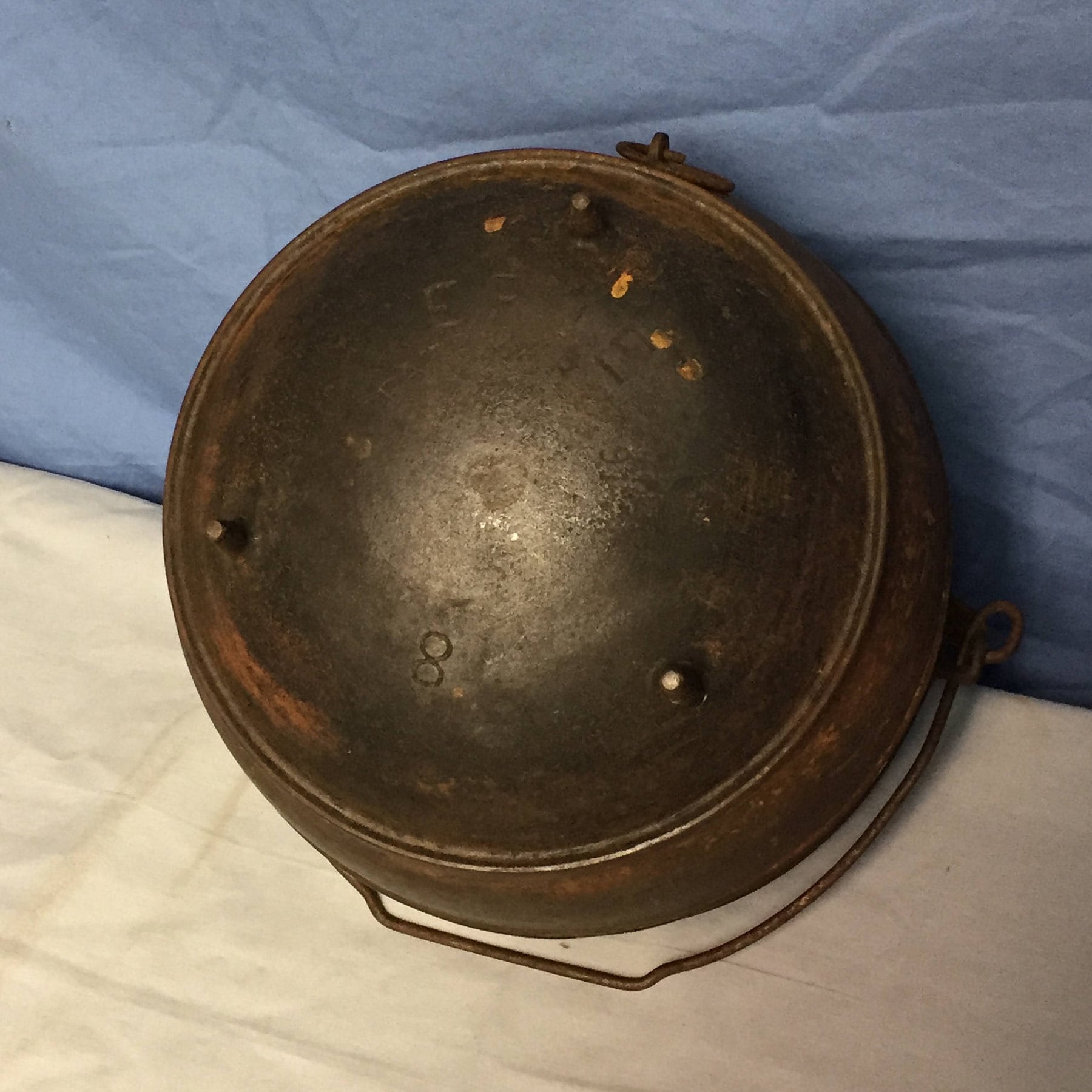 ERIE 8 Cast Iron Kettle Bean Pot with 3 legs and Handle, Primitive