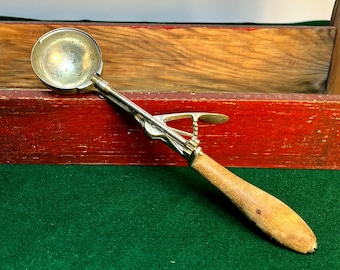 Gilchrist #31 Wood Handle Ice Cream Scoop, Bowl Size 20