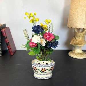 Könnte beinhalten: Ein Set aus drei Keramikbechern mit gesprenkelter, matter Oberfläche. Die Becher sind in den Farben Creme, Hellgrau und Dunkelgrau gehalten. Jeder Becher hat ein schlichtes, minimalistisches Design und einen abgerundeten Henkel.