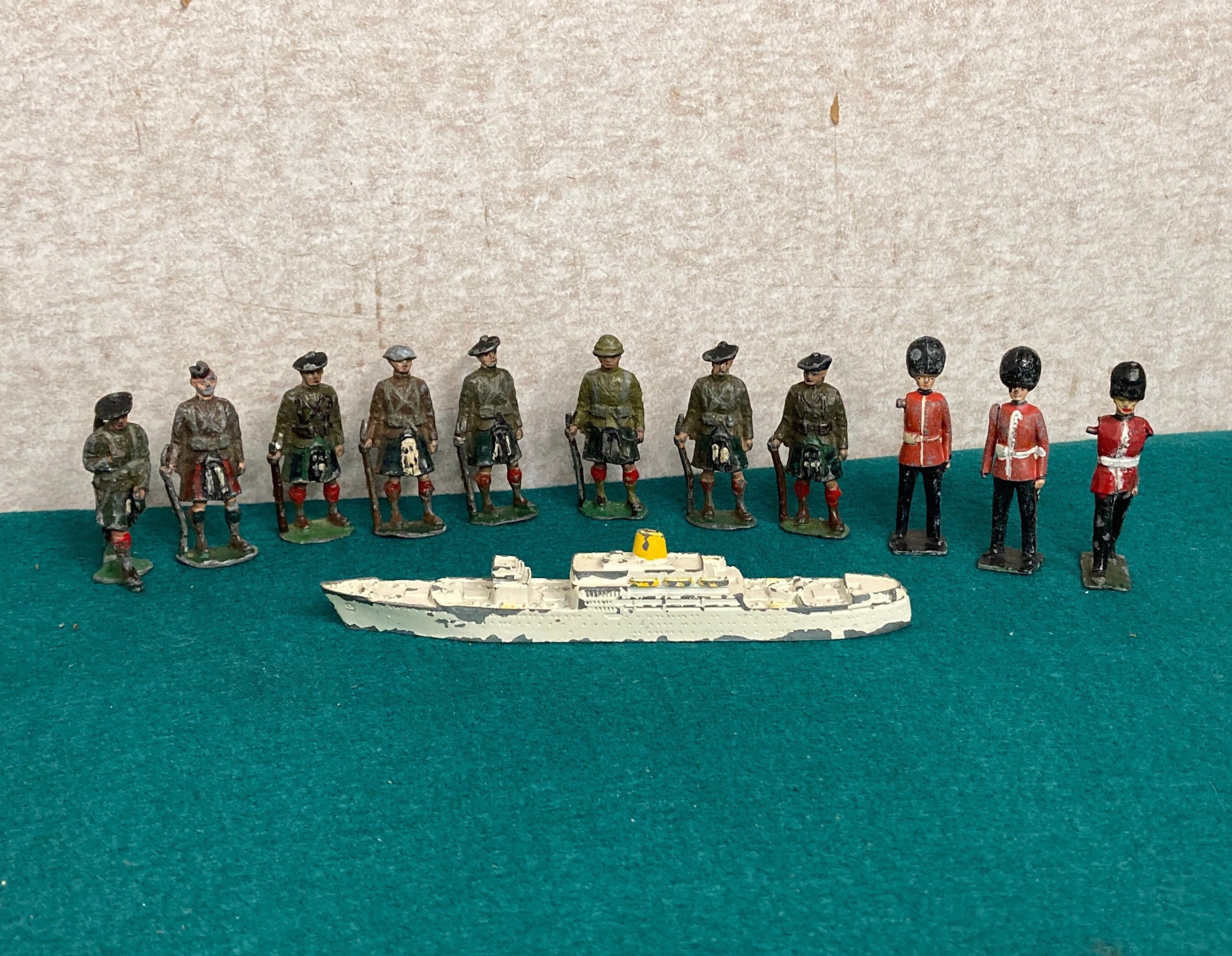 Vintage Eire Lead Toy Soldiers, Metal Army Men, Scottish Soldiers