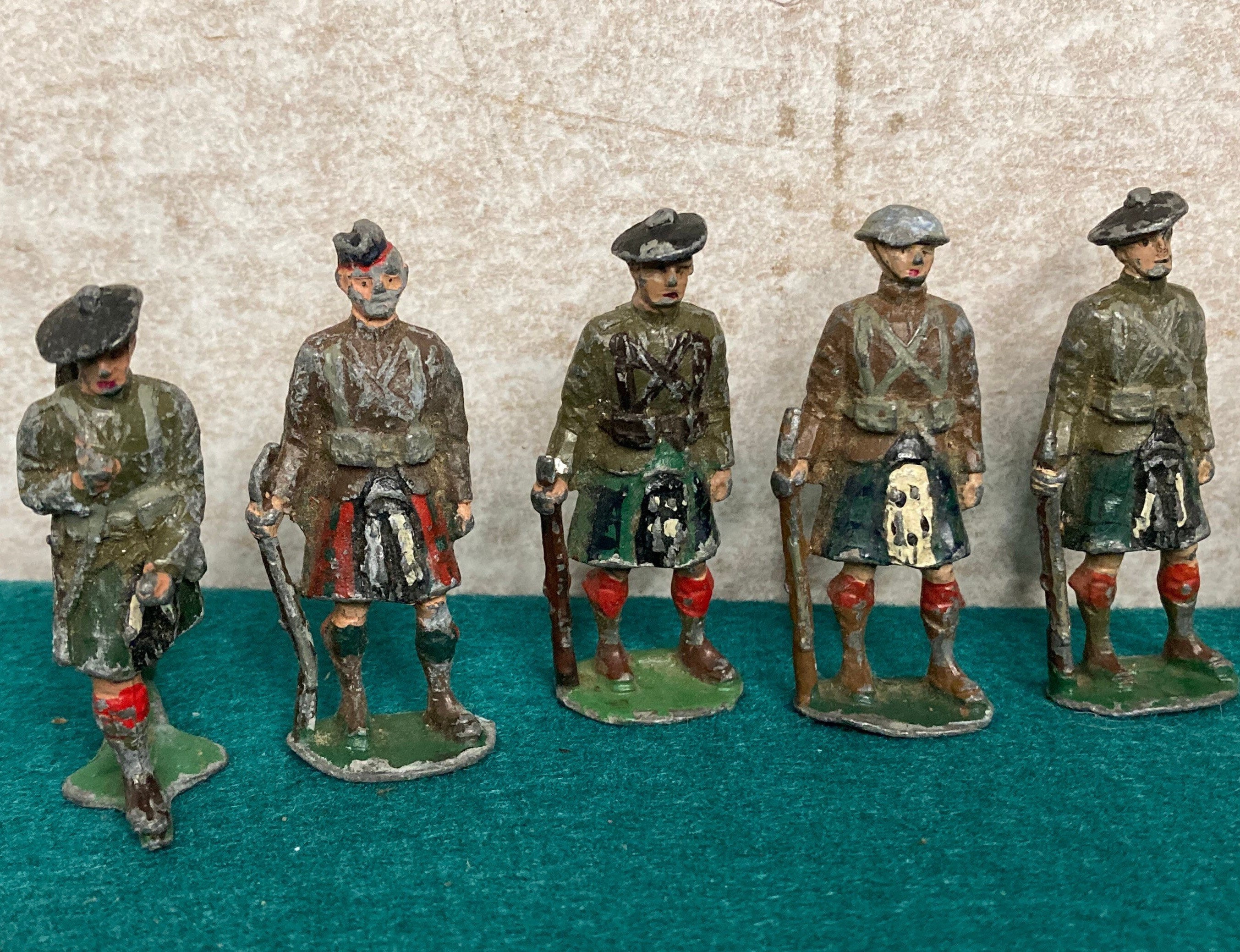Vintage Eire Lead Toy Soldiers, Metal Army Men, Scottish Soldiers