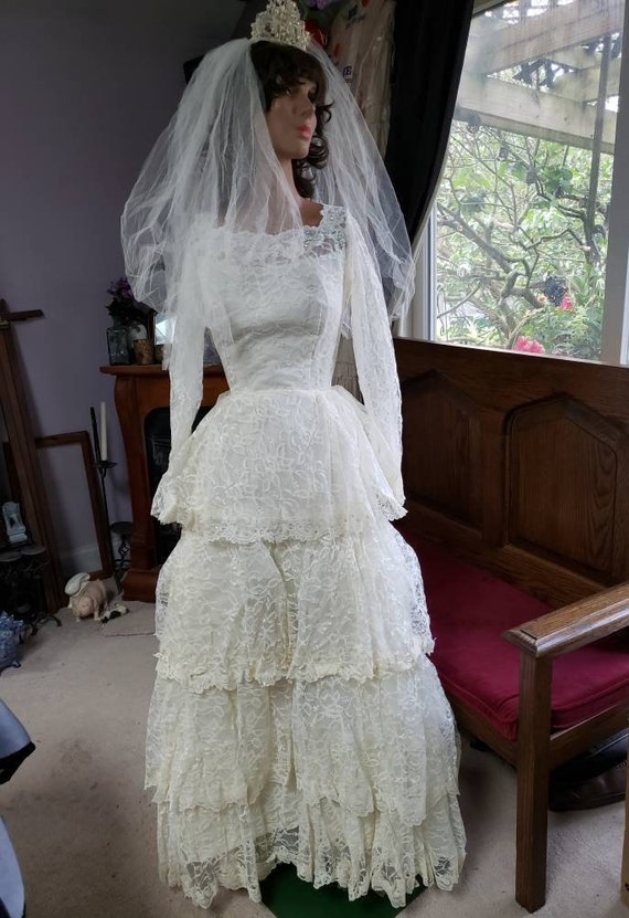 1950's Tiered Lace, Satin & Tulle Wedding Dress a… - image 4