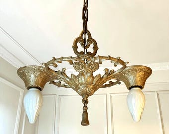 Lámpara colgante de araña victoriana antigua de 2 luces con elaborados adornos: década de 1920, recableada.