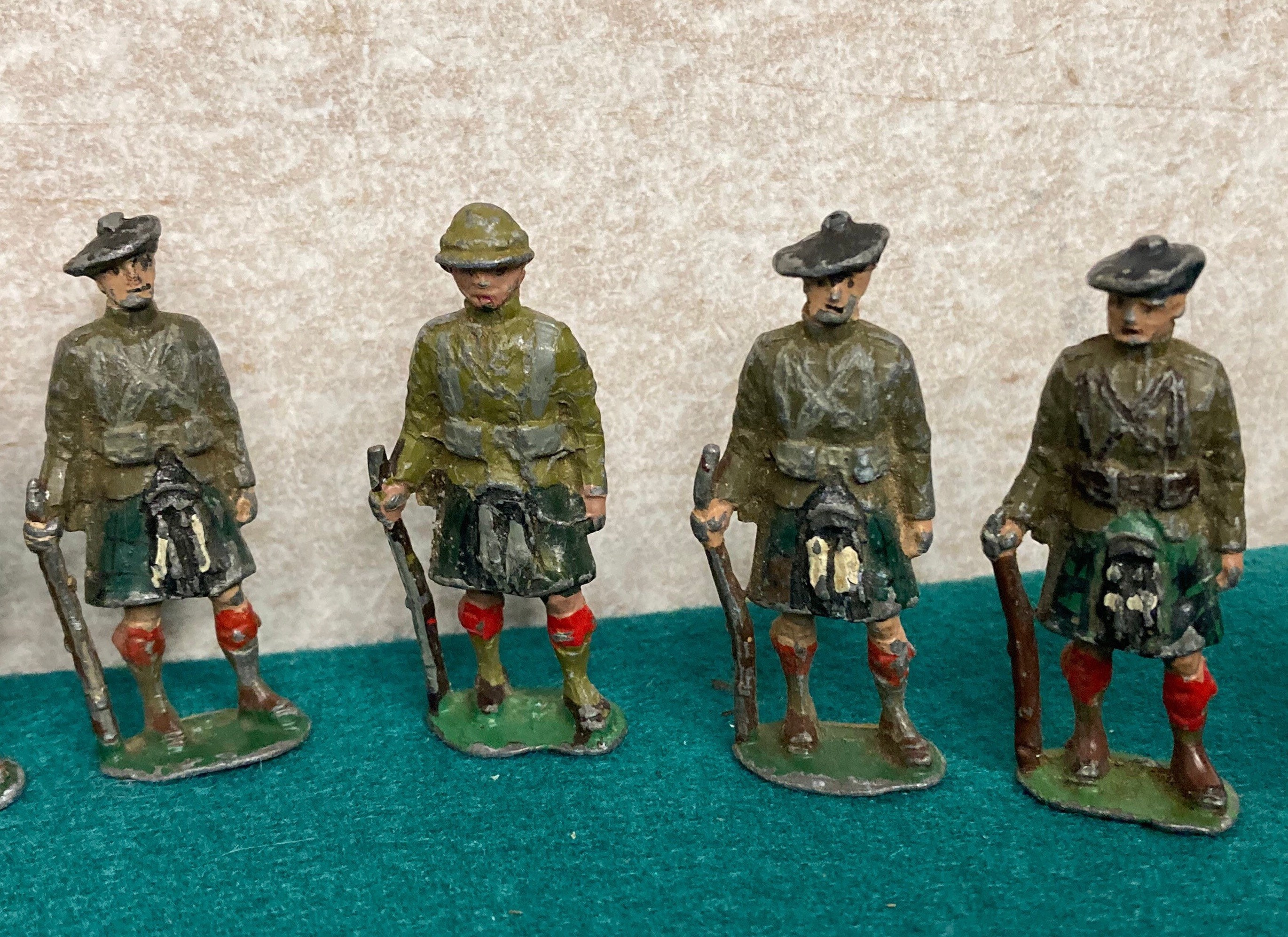 Vintage Eire Lead Toy Soldiers, Metal Army Men, Scottish Soldiers