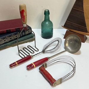 Ensemble d&#39;ustensiles de cuisine vintage : manches en bois rouge, ustensiles de cuisine primitifs